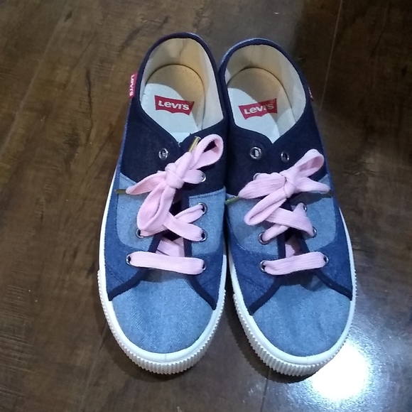 Levi's Shoes - 💕Levi's 7.5 denim shoes